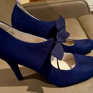 Fioni navy blue baby doll heels with ribbon bow. Sz 9 Soft microfiber uppers